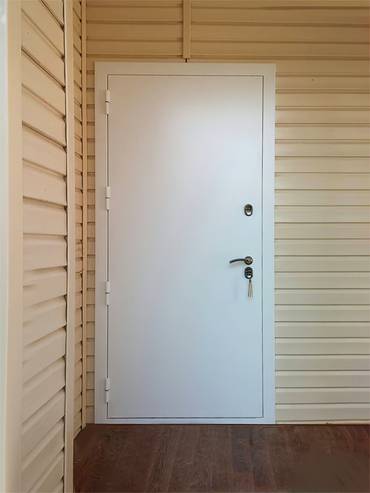 Дверь белого цвета с 4-мя петлями