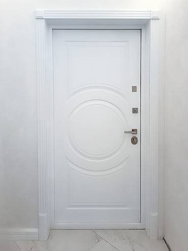 Белая дверь с доборами