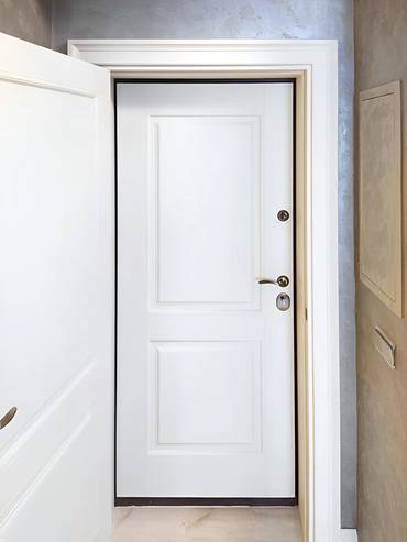 Белая дверь с МДФ-панелью для квартиры