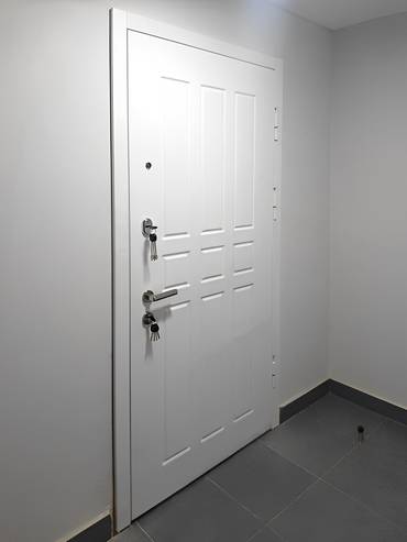 Дверь с белой МДФ-панелью