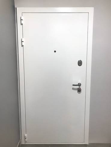 Дверь с белой полимерной окраской