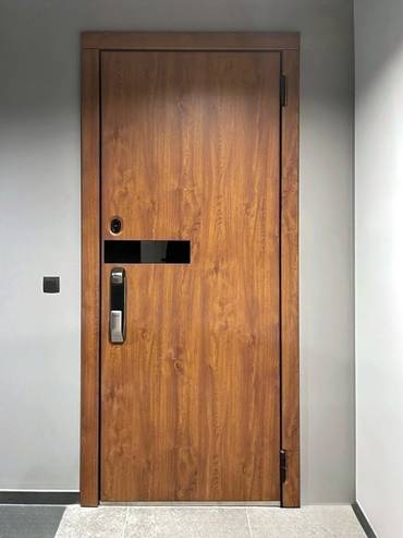 Дверь с биометрическим замком