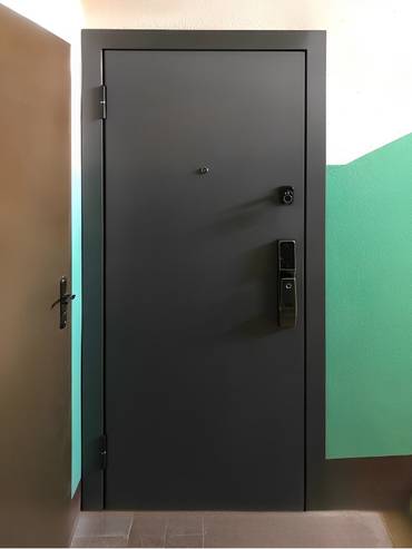 Дверь с биометрическим замком