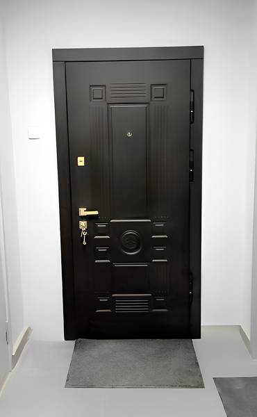 Дверь с черной и белой МДФ панелью