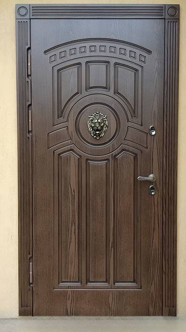Дверь с декором «лев»