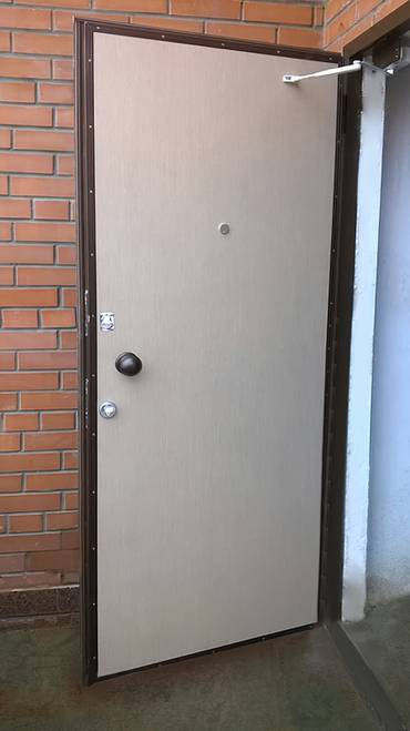 Ламинированная дверь с ручкой кноб