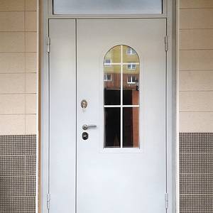 Дверь с остекленной фрамугой