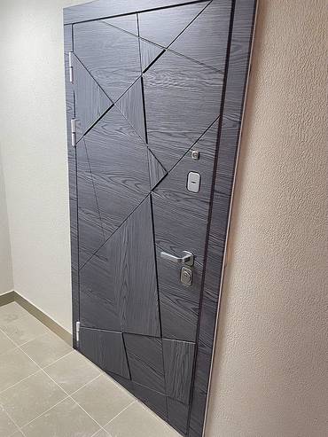 Дверь с панелью серого цвета