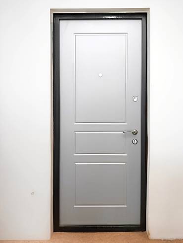 Дверь в квартиру с белой МДФ-панелью