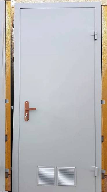 Техническая дверь с вентиляционными решетками