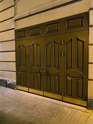 Двупольная дверь с боковыми вставками