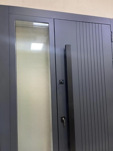 Входная термодверь с остекленной боковой вставкой, бугельной ручкой и серыми панелями МДФ антрацит