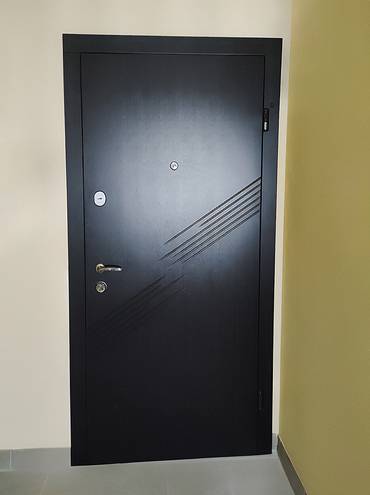 Квартирная дверь с черным МДФ
