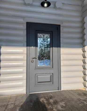Остекленная дверь с ковкой