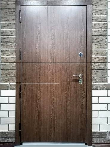 Стальная дверь коричневого цвета