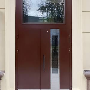 Тамбурная дверь с остекленной фрамугой