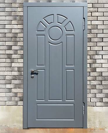 Уличная дверь с серым МДФ