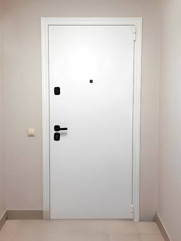 Входная дверь белого цвета