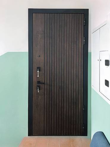 Входная дверь с вертикальной фрезеровкой