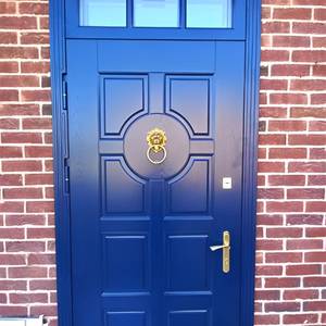 Высокая дверь синего цвета