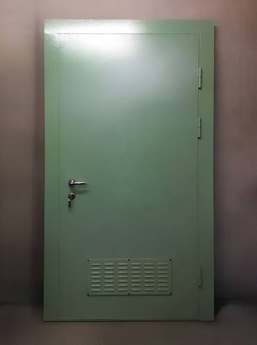 Зелёная дверь с вентиляцией