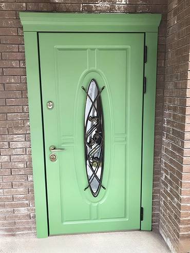 Зелёная дверь со стеклом